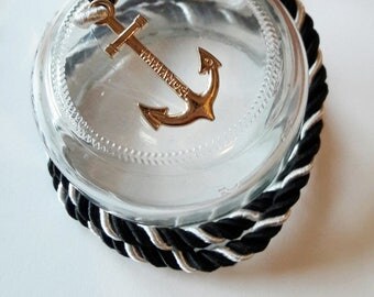 Bracelet rope to wrap, with attached in the form of marine anchor