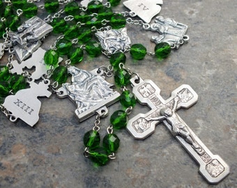 Stations of the Cross Chaplet of Czech Glass in Green; Pieta Center; Stations of the Cross Crucifix; Catholic Chaplet; Prayer Beads; Lent