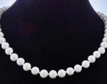 Vintage hand knotted glass pearl 20" necklace w gold tone clasp in great condition
