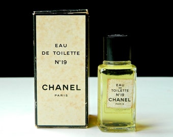 Vintage Chanel No 19 Perfume Eau de Toilette 20 ml .66 oz Hong Kong Trade Fresh and Full in OriginalBox