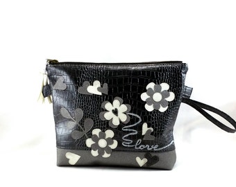 Large trousse de maquillage ou fourre-tout pour sac, simili cuir croco argenté, appliqué fleurs et coeur - Love