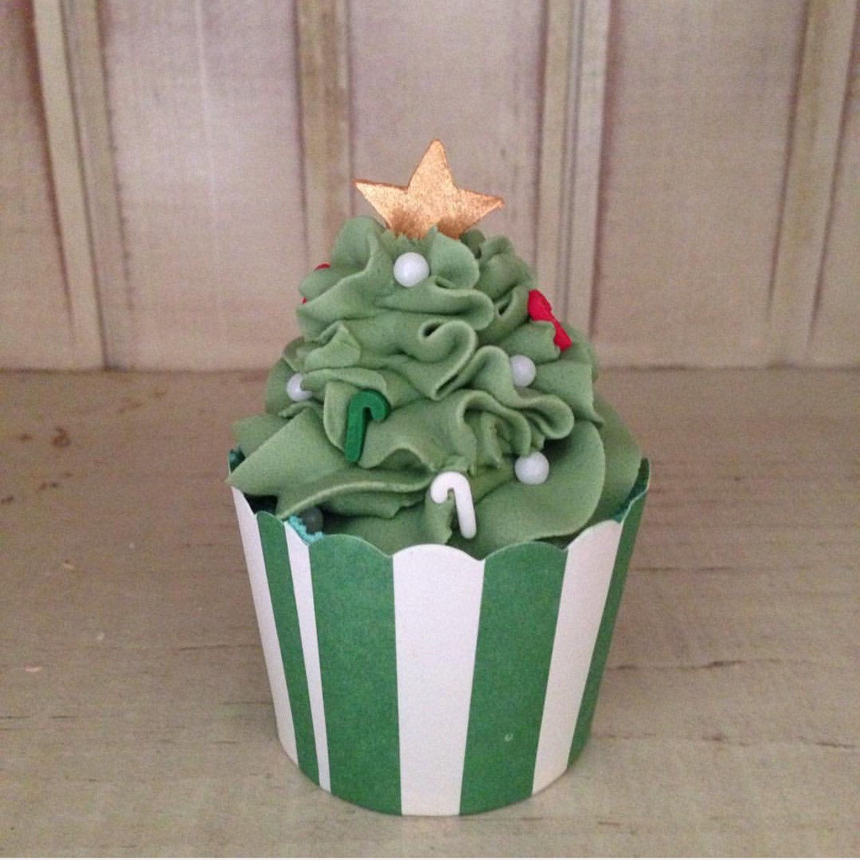 christmas-tree-cupcake-bubble-bath-bomb-with-bubble-bar-frosting-all