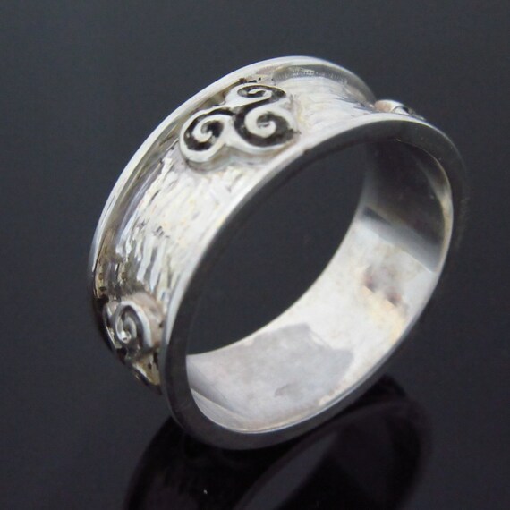 Newgrange Triple Spiral Ring- Celtic Triskele Ring | Free shipping worldwide | Made in Ireland