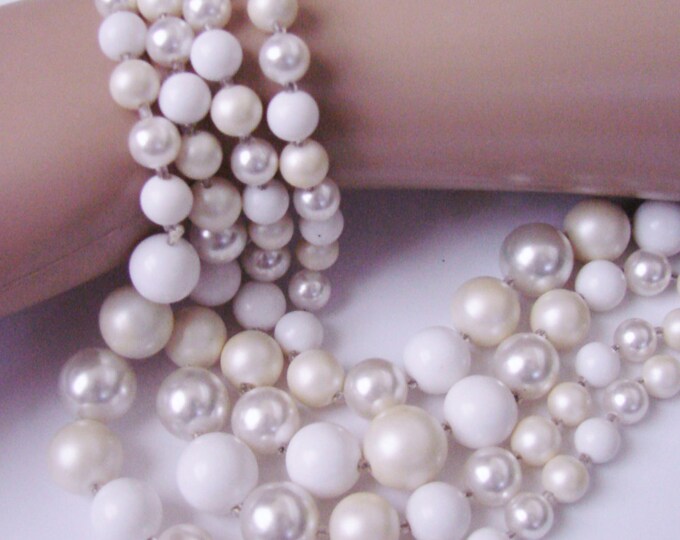 Vintage Two-Tone White Lucite Pearl Bib Bead Necklace / Winter White / Graduated Beads / Mid Century / 1950s / Jewelry / Jewellery