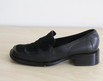 90s Black leather loafers. Black leather pony hair loafers. Vintage black flat shoes. Black slip on shoes. Black flats. size 6 1/2