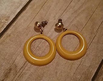 Vintage 80s mustard metal earrings