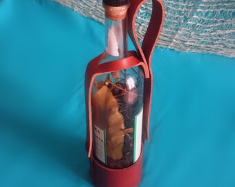 Handmade leather bottle holder. Porta bottiglia in pelle fatto a mano.