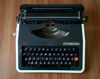 Portable typewriter Working typewriter Manual typewriter Hebros1300F Vintage typewriter Home decor Office decor Collectible Made in Bulgaria