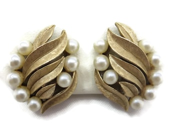 Trifari Jewelry Earrings - Vintage Costume Jewelry, Faux Pearls, Bridal, Wedding, Gold Tone
