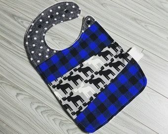 Bavette style chasseurs avec orignaux noirs et blanc et carreaux bleus 0-3 ans avec endos en ratine de coton