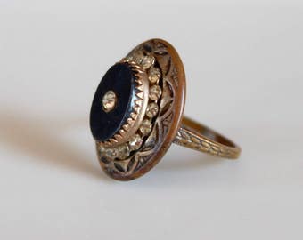 Art Deco ring with black resin and rhinestones / 1930s vintage dress ring with embossed details / size 7