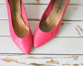1980s PINK LEATHER Fancy Heels...size 7.5 womens....shoes. heels. pumps. hot pink. retro. fancy. classic. 80s accessories. pink heels. party