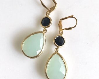 SALE - Pale Mint Teardrop and Black Dangle Bridesmaid Earrings in Gold. Glass Drop Earrings. Mint Dangle Earrings. Jewelry. Gift for Her.