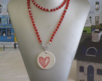 Collier plastron pendentif céramique avec perles de verre "Un coeur avec sa plume"