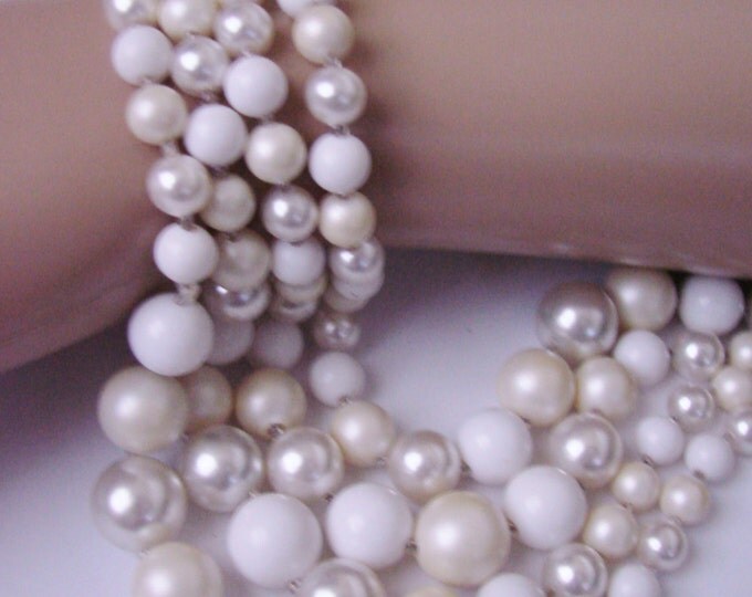 Vintage Two-Tone White Lucite Pearl Bib Bead Necklace / Winter White / Graduated Beads / Mid Century / 1950s / Jewelry / Jewellery