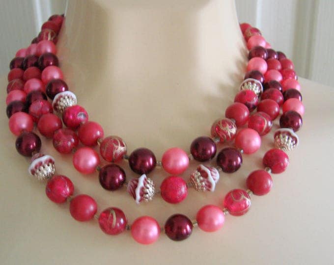 Vintage Mid Century Pink to Cranberry Bead Bib Necklace / Jewelry / Jewellery