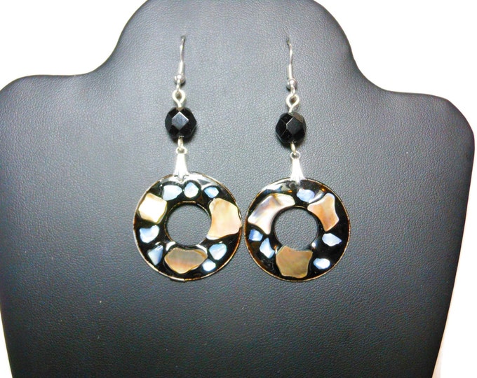 FREE SHIPPING Black lip shell earrings, mother of pearl, lip shell in black resin, vintage glass beads, silver plated, donut shaped pierced