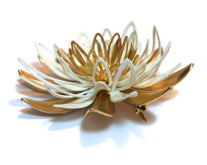 FREE SHIPPING Sarah Coventry 1966 "Water Lily" brooch, gold tone and white enamel petals, open work leaves, floral pin