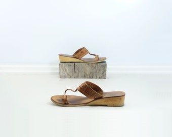 70s Vintage Sandal Tan Leather Sandal 70s Wedge Sandal 70s Boho Tan Sandal Toe Loop Sandal 70s Leather Thong Low Heel T Strap Size 9.5