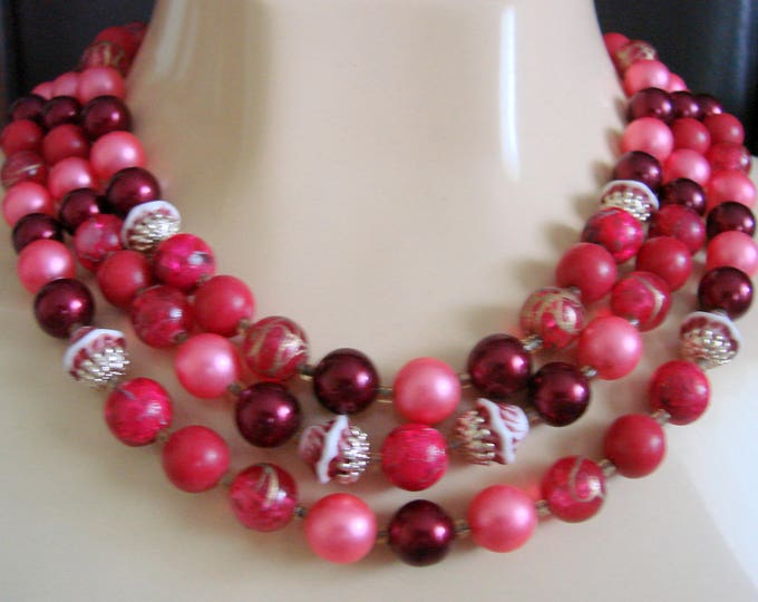 Vintage Mid Century Pink to Cranberry Bead Bib Necklace / Jewelry / Jewellery
