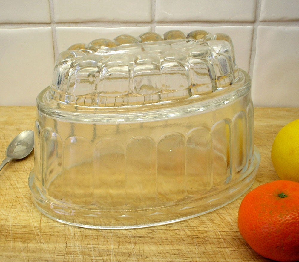 Vintage jelly mould large glass jello mold 1 3/4 pints.