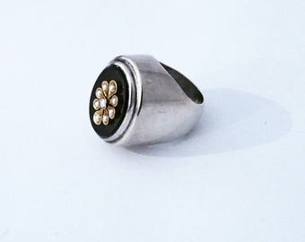 Chevalière en argent, onyx, or et perles de nacre