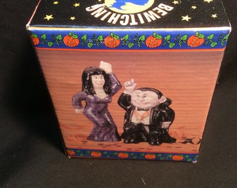 Universal Monster Dracula & Vampire Bride Salt and Pepper shakers - 1989