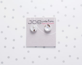 Petites boucles d'oreilles rondes en verre fusionné et acier inoxydable dichroïque marbré blanches