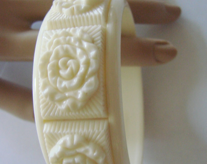 Vintage Molded Early Plastic Ivory White Celluloid Bangle Bracelet Jewelry Jewellery