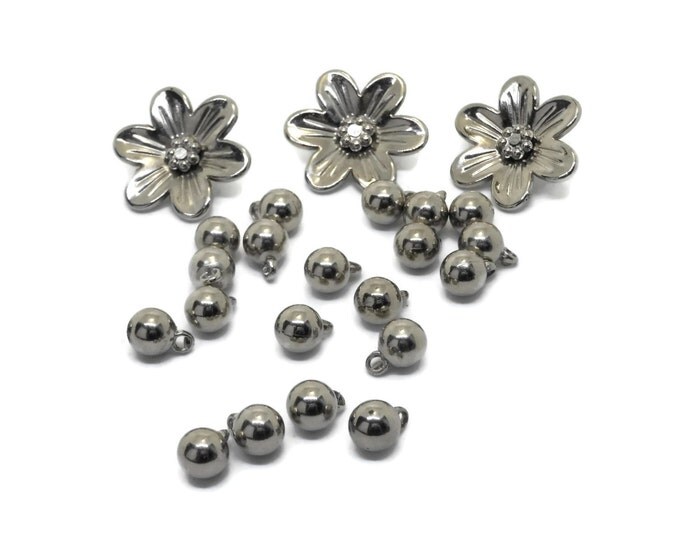 Bead project set, silver coated plastic beads, 20 7mm ball dangle beads, 3 daisy flower beads, perfect for a project.