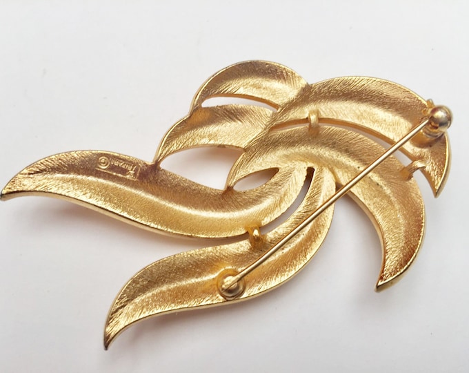 Crown Trifari Gold - Mid century - brushed gold tone metal - Swirl Pin