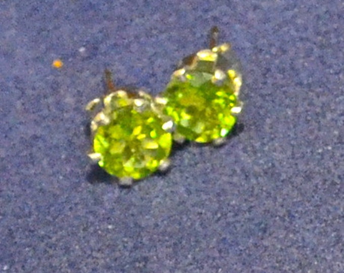 Peridot Studs, 6mm Round, Natural, Set in Sterling Silver E974