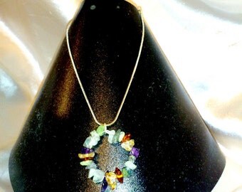 Pendentif anneau pierres variées