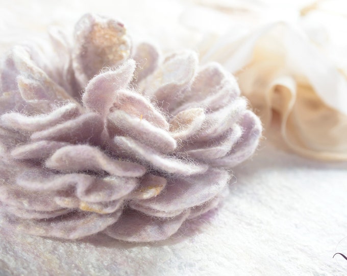 Merino Wool Silk Felted Brooch Pretty Pink Beige Boho Retro Look Flower Scarf Pin Brooch Spring Elegant Bridal Corsage Wedding Fashion