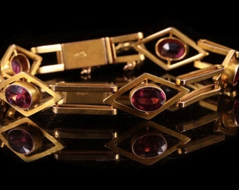 A Victorian 9k Gold and Garnet Bracelet