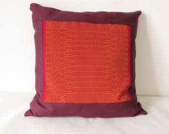 Cushion with handgewebtem diamond pattern and back made of linen