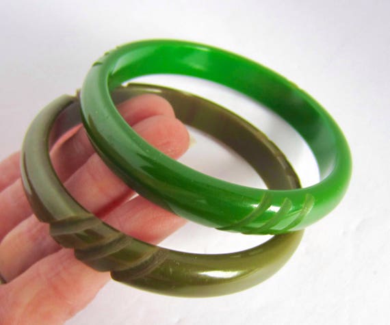 Pair BAKELITE tested Shades of GREEN "Hash Tag" carved bangle bracelets ~33 gms of lovely, vintage costume jewelry