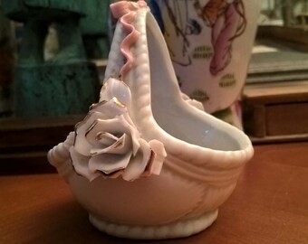 Basket-shaped porcelain trinket