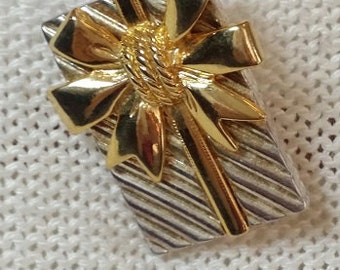 Vintage Goldtone Present Brooch Pin or Pendant