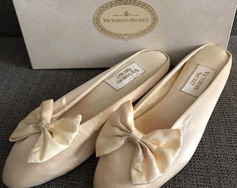Victoria Secret Shoes Ivory Satin With Bow Boudoir Slippers Size 7-8 Wedding Low Heels 80s