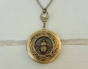Bee Locket Necklace - antique style brass locket/Anniversary/Bridesmaid gift/ Wedding/Birthday/Sister/Mom/Daughter/Photo Picture/friend.