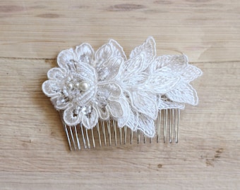 Ivory haircomb Bridal lace flower haircomb Romantic hairpiece Wedding hair accessory Rhinestone bride comb