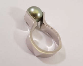 Tahiti perle, blanc anneau d’or à la main de la meilleure qualité. Bague design néerlandais par Cober. Nous offrons le service, qualité et livraison gratuite.