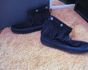 Minnetonka Moccasins/Black /Suede/ Zipper/Fringe