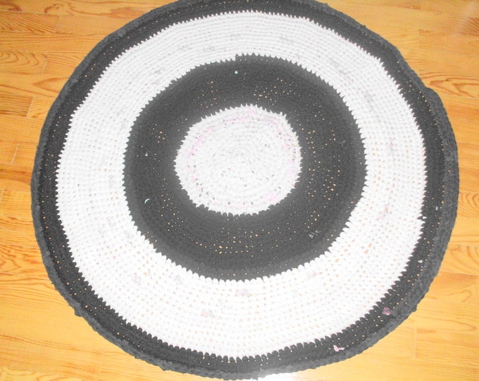 crochet round rug, black&white rug, upcycled t-shirt rug, upcycled floor rug, ecofriendly braided rug