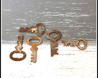 Antique Vintage Keys (5) Small Old Keys - Vintage Hardware Locksmith Keys - Lot 7