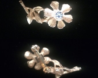 Vintage gold daisy brooch with diamante