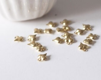 Un Lot de 50 petites breloques coeur en laiton brut