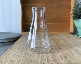 Vintage Chemistry Pyrex Erlenmeyer Flask Lab Bottle. Vintage Lab Glassware 125 mL, 1960s Industrial Science Decor Erlenmeyer Flask