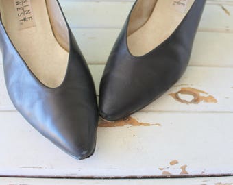 1980s NINE WEST Leather Heels..size 8.5 womens..shoes. pumps. black heels. cinderella. princess. wedding. party heels. mod. retro. nine west